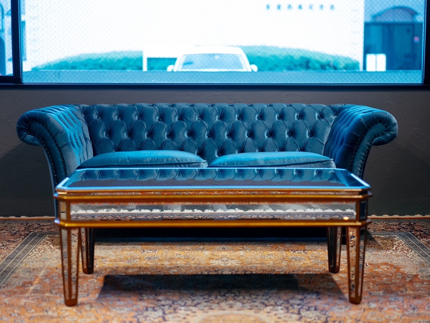 ブルーベルベットソファの待合空間